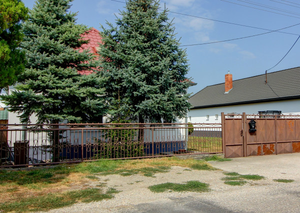 Na predaj: 3izbový rodinný dom na pozemku o rozlohe 925 m2, obec Baka