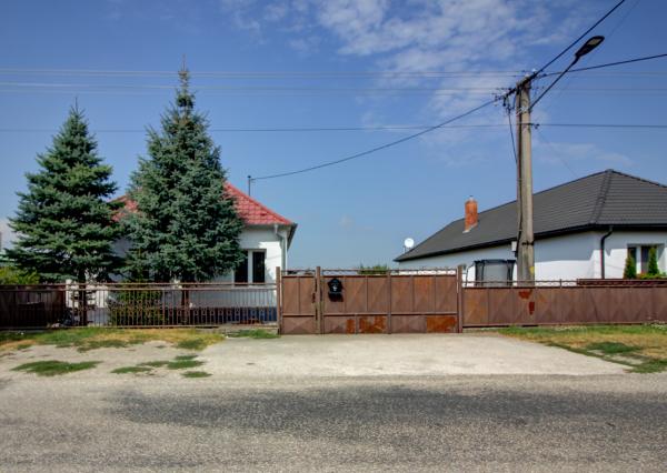 Na predaj: 3izbový rodinný dom na pozemku o rozlohe 925 m2, obec Baka