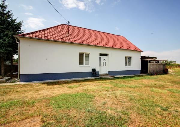 Na predaj: 3izbový rodinný dom na pozemku o rozlohe 925 m2, obec Baka