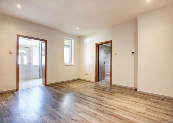 Na predaj: 3izbový rodinný dom na pozemku o rozlohe 925 m2, obec Baka