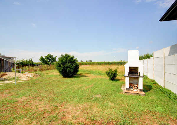 Na predaj: 3izbový rodinný dom na pozemku o rozlohe 925 m2, obec Baka