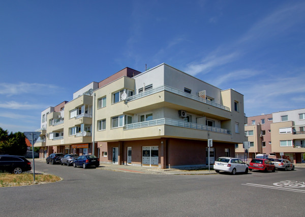 Na predaj elegantný 3 izbový byt v Rovinke s parkovacím státím