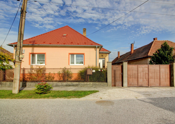 Na predaj: 4i RD, pozemok 1719 m², obec Vojka nad Dunajom