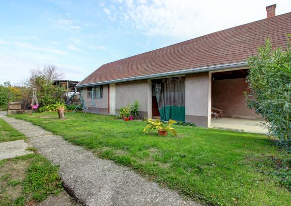 Na predaj: 4i RD, pozemok 1719 m², obec Vojka nad Dunajom