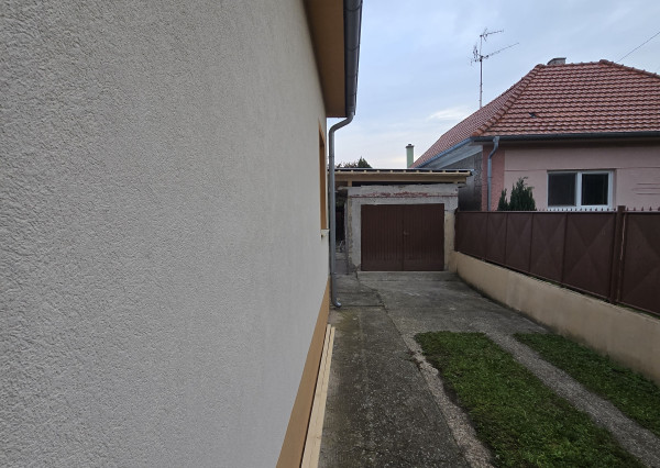 Na predaj: 3,5 izbový rodinný dom s prístavbou a garážou na pozemku o rozlohe 761 m², obec Dobrohošť