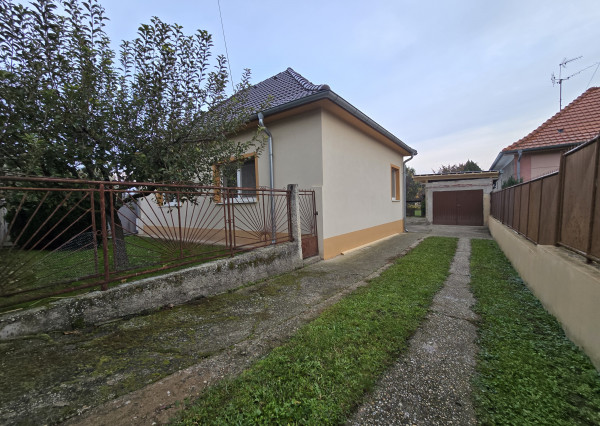 Na predaj: 3,5 izbový rodinný dom s prístavbou a garážou na pozemku o rozlohe 761 m², obec Dobrohošť