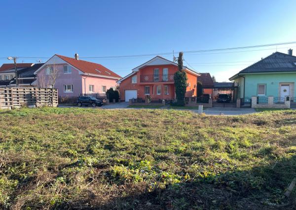 REZERVOVANÉ Na predaj: pozemok 551 m² , Slovenský Grob, okr. Pezinok