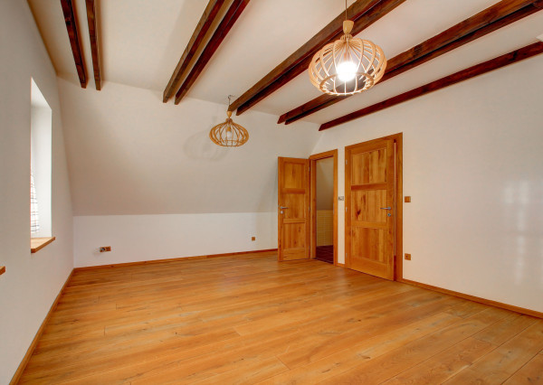 Vidiecka romantická vila na 840 m², 25 min. od Petržalky