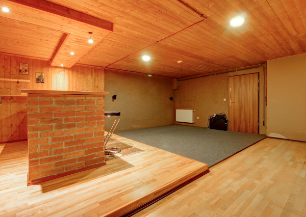 Vidiecka romantická vila na 840 m², 25 min. od Petržalky