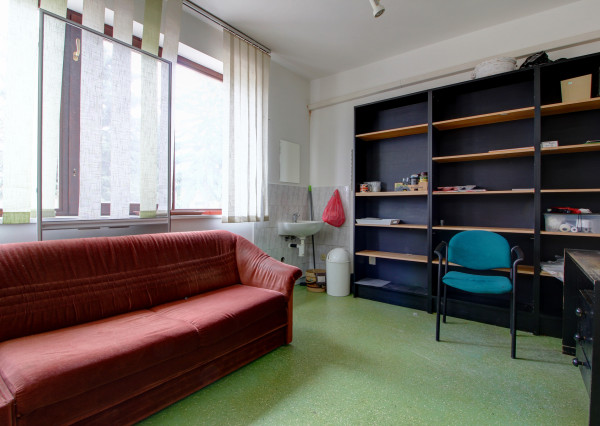 Na predaj: Komerčná budova, Báč