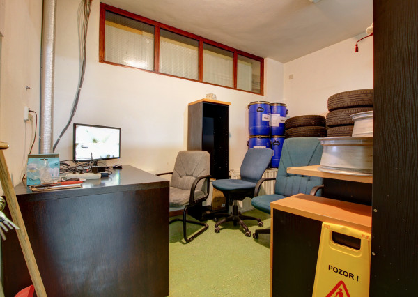 Na predaj: Komerčná budova, Báč