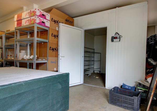 Na predaj: Komerčná budova, Báč