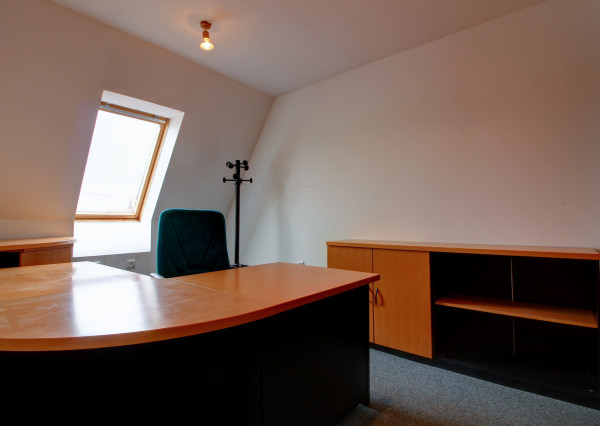 Na predaj: Komerčná budova, Báč