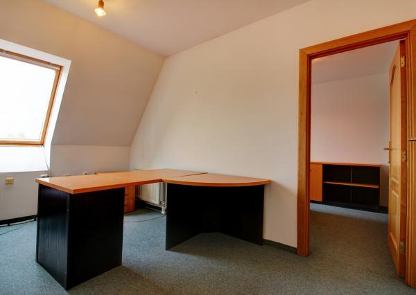 Na predaj: Komerčná budova, Báč