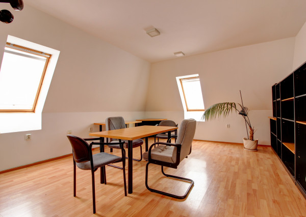 Na predaj: Komerčná budova, Báč