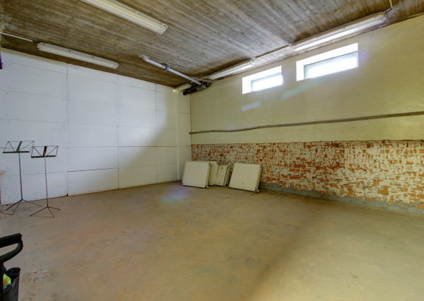 Na predaj: Komerčná budova, Báč