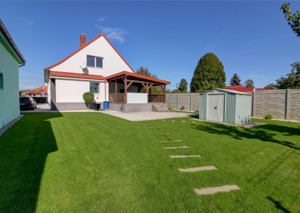 Priestranný 5-izbový RD s na 802 m² pozemku v pokojnej obci Macov