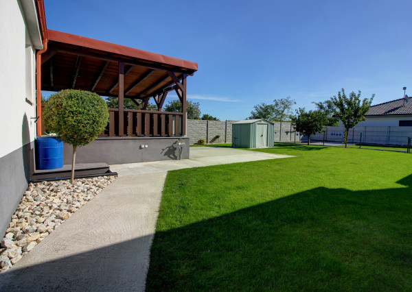 Priestranný 5-izbový RD s na 802 m² pozemku v pokojnej obci Macov