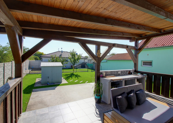 Priestranný 5-izbový RD s na 802 m² pozemku v pokojnej obci Macov