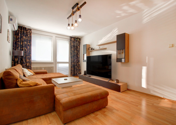 REZERVOVANÉ - Prenájom - Klimatizovaný, zariadený 3-i. byt v BA- Petržalka