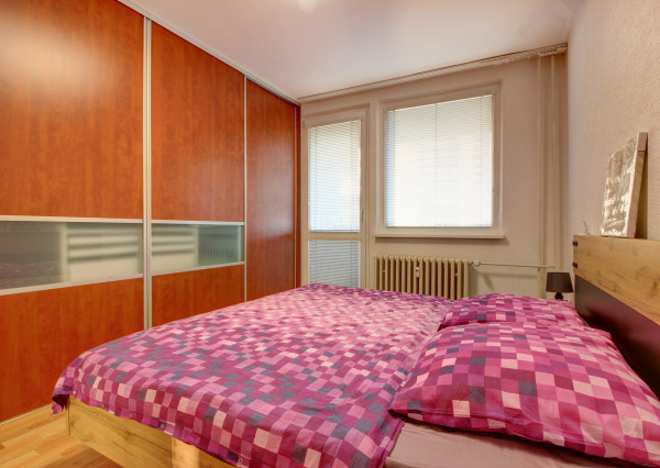 REZERVOVANÉ - Prenájom - Klimatizovaný, zariadený 3-i. byt v BA- Petržalka