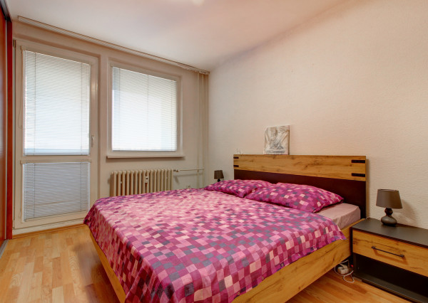 REZERVOVANÉ - Prenájom - Klimatizovaný, zariadený 3-i. byt v BA- Petržalka