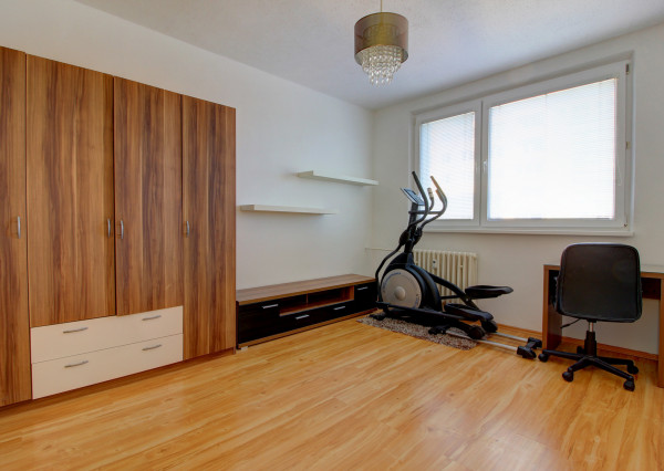 REZERVOVANÉ - Prenájom - Klimatizovaný, zariadený 3-i. byt v BA- Petržalka