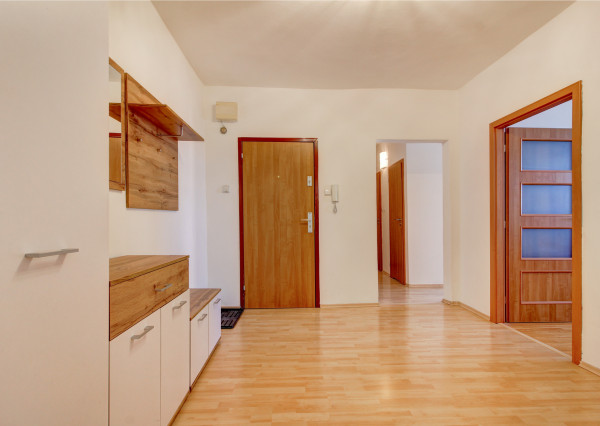 REZERVOVANÉ - Prenájom - Klimatizovaný, zariadený 3-i. byt v BA- Petržalka