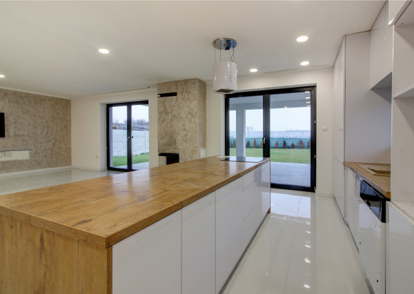 REZERVOVANÉ Na predaj 4-izbový presvetlený rodinný dom na 882 m² pozemku v Zlatých Klasoch