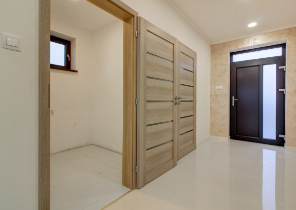 REZERVOVANÉ Na predaj 4-izbový presvetlený rodinný dom na 882 m² pozemku v Zlatých Klasoch