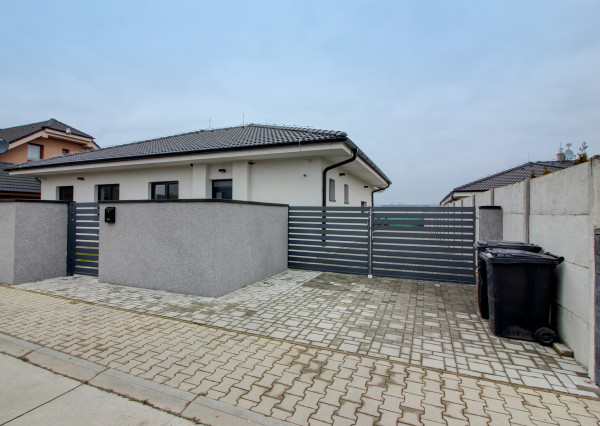 REZERVOVANÉ Na predaj 4-izbový presvetlený rodinný dom na 882 m² pozemku v Zlatých Klasoch