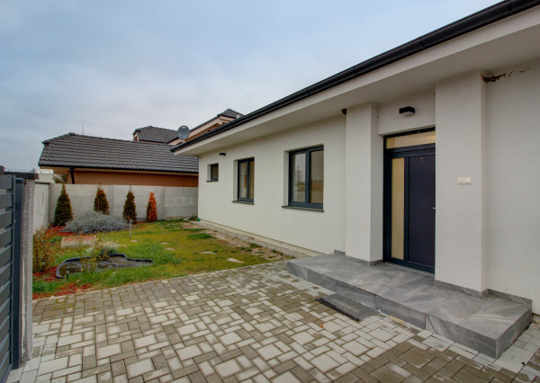 REZERVOVANÉ Na predaj 4-izbový presvetlený rodinný dom na 882 m² pozemku v Zlatých Klasoch