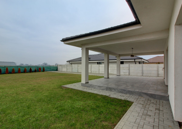 REZERVOVANÉ Na predaj 4-izbový presvetlený rodinný dom na 882 m² pozemku v Zlatých Klasoch