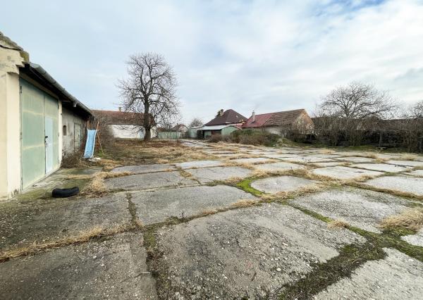 Na predaj rodinný dom na 2174 m² pozemku v obci Nový Život