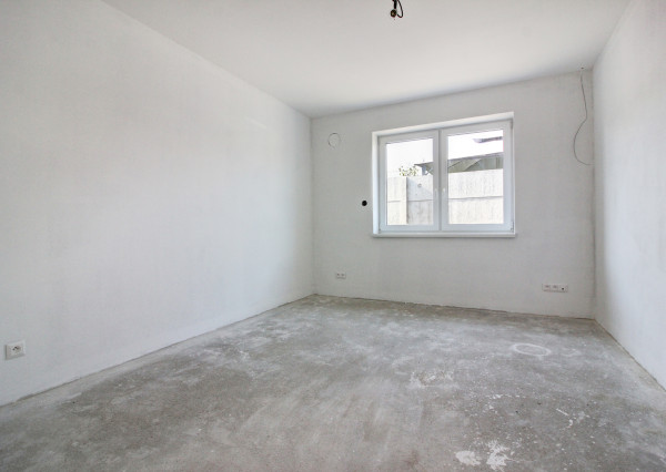 REZERVOVANÝ- Na predaj skolaudovaný 4i RD s pozemkom 596 m² v Malej Pake. BONUS realizácia štandardu v cene!