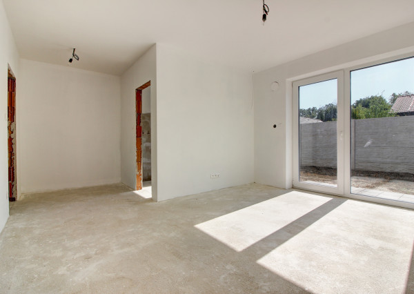 REZERVOVANÝ- Na predaj skolaudovaný 4i RD s pozemkom 596 m² v Malej Pake. BONUS realizácia štandardu v cene!