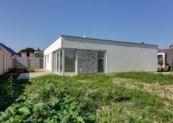 REZERVOVANÝ- Na predaj skolaudovaný 4i RD s pozemkom 596 m² v Malej Pake. BONUS realizácia štandardu v cene!