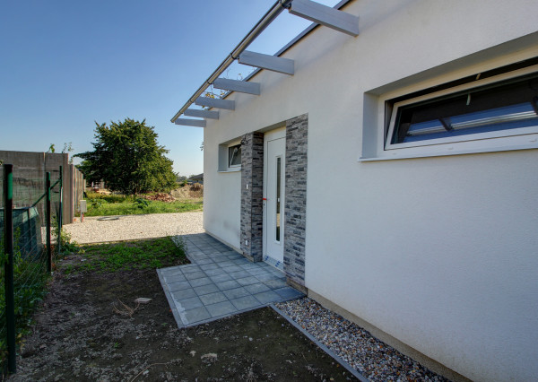 REZERVOVANÝ- Na predaj skolaudovaný 4i RD s pozemkom 596 m² v Malej Pake. BONUS realizácia štandardu v cene!