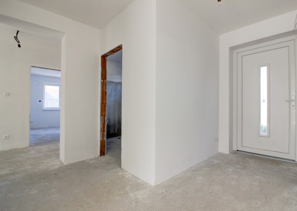 REZERVOVANÝ- Na predaj skolaudovaný 4i RD s pozemkom 596 m² v Malej Pake. BONUS realizácia štandardu v cene!