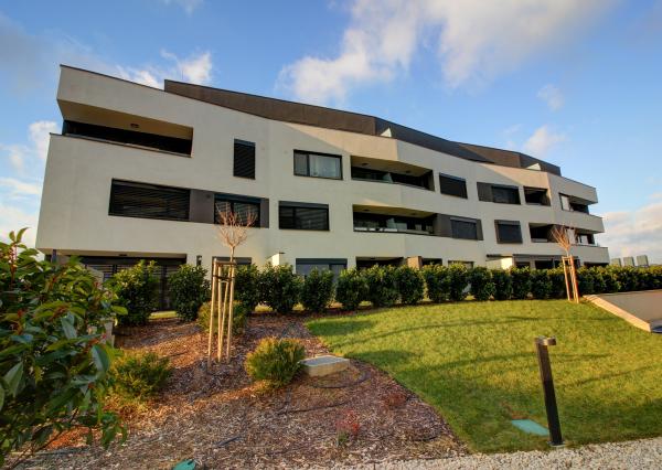 Na prenájom: 2-i byt s terasou, loggiou, bazénom a parkovaním v Rovinke