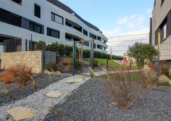 Na prenájom: 2-i byt s terasou, loggiou, bazénom a parkovaním v Rovinke