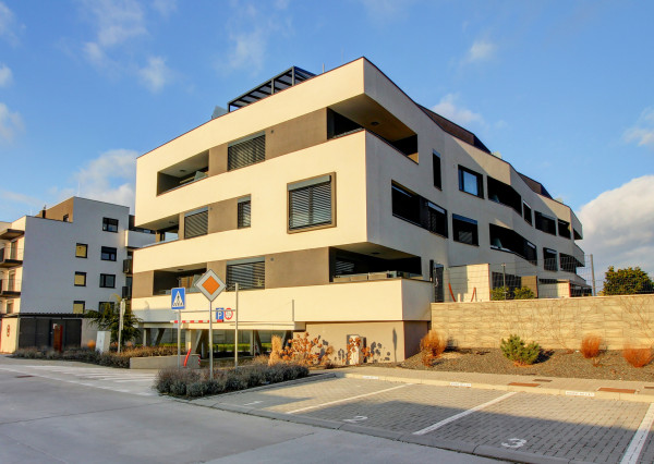 Na prenájom: 2-i byt s terasou, loggiou, bazénom a parkovaním v Rovinke