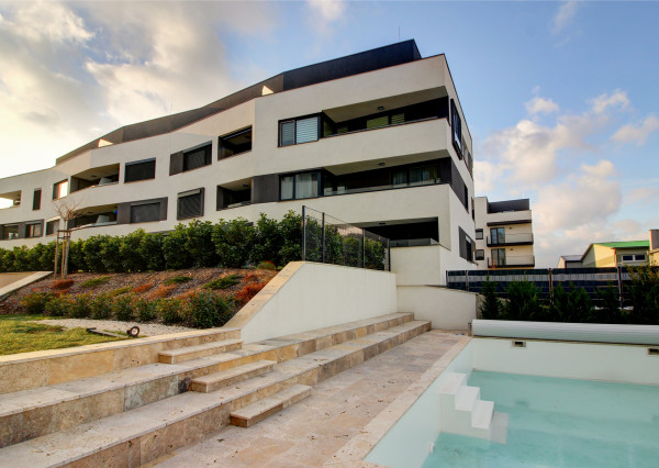 Na prenájom: 2-i byt s terasou, loggiou, bazénom a parkovaním v Rovinke