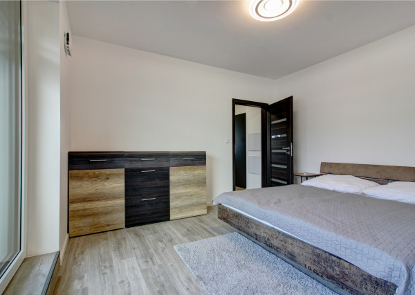 Na prenájom: 2-i byt s terasou, loggiou, bazénom a parkovaním v Rovinke