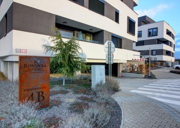 Na prenájom: 2-i byt s terasou, loggiou, bazénom a parkovaním v Rovinke