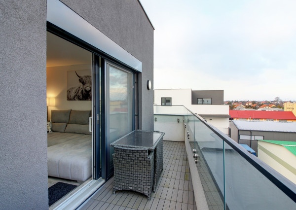 Na prenájom: 2-i byt s terasou, loggiou, bazénom a parkovaním v Rovinke