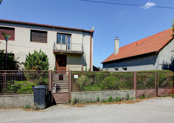 Na predaj: 4 izbový rodinný dom na pozemku 481 m², obec Dobrohošť