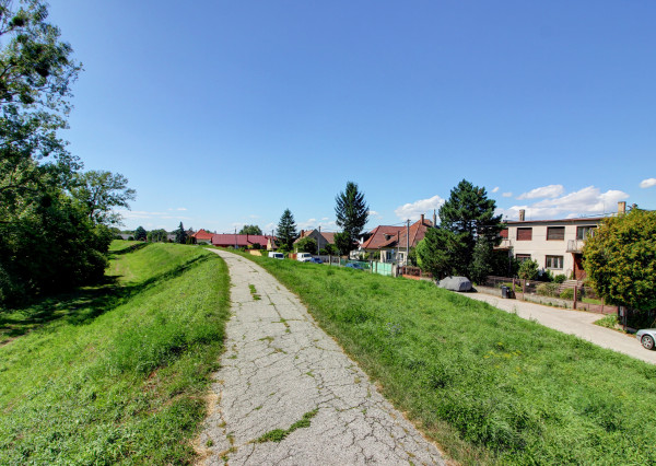 Na predaj: 4 izbový rodinný dom na pozemku 481 m², obec Dobrohošť