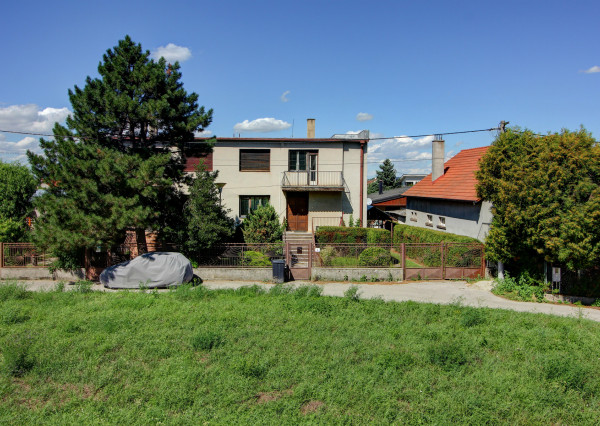 Na predaj: 4 izbový rodinný dom na pozemku 481 m², obec Dobrohošť