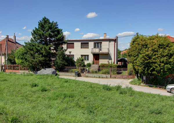 Na predaj: 4 izbový rodinný dom na pozemku 481 m², obec Dobrohošť